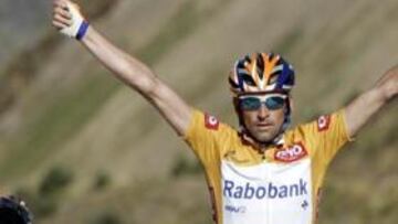 <b>A LO CAMPEÓN.</b> Menchov atacó a falta de 200 metros y demostró que es el jefe de esta Vuelta. Ganó en Arcalís y consolida su liderato.