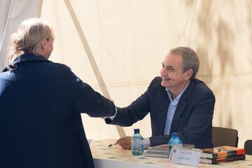El expresidente del gobierno, Jos¨¦ Lu¨ªs Rodr¨ªguez Zapatero, durante la firma de uno de sus ejemplares.