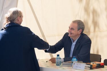 El expresidente del gobierno, José Luís Rodríguez Zapatero, durante la firma de uno de sus ejemplares.