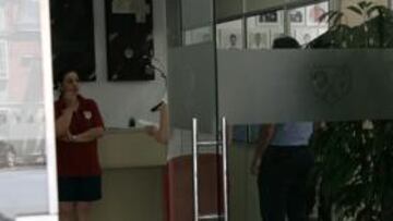 <b>ENCUENTRO. </b>Los trabajadores se vieron ayer con el propietario.