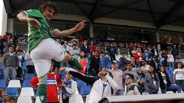 Sebasti&aacute;n Pol, jugador argentino, pateando a un aficionado tras el partido entre el Audax italiano y la U. Cat&oacute;lica de Chile, en 2016.