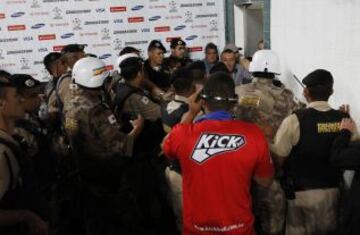 La policía trató de frenar la ira de los jugadores en los vestuarios del estadio Independencia de Belo Horizonte.