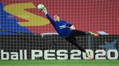 Barcelona&#039;s German goalkeeper Marc-Andre Ter Stegen warms up before the Spanish League football match between FC Barcelona and CA Osasuna at the Camp Nou stadium in Barcelona on July 16, 2020. (Photo by LLUIS GENE / AFP)