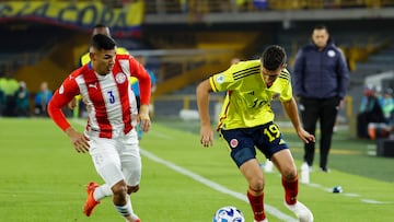 AMDEP1136. BOGOTÁ (COLOMBIA), 03/02/2023.- Alexis Flores (i) de Paraguay disputa un balón con Miguel Monsalve de Venezuela hoy, en un partido de la fase final del Campeonato Sudamericano Sub'20 entre las selecciones de Paraguay y Venezuela en el estadio El Campín en Bogotá (Colombia). EFE/ Mauricio Dueñas Castañeda
