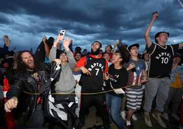 Los seguidores de Toronto Raptors salieron a las calles de la capital de la provincia de Ontario para celebrar por todo lo alto la consecución del anillo de la NBA tras derrotar en las finales a Golden State Warriors. 