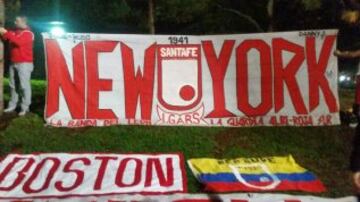 De Boston a New York y de Medellín a La Florida, así fueron apareciendo hinchas de Santa Fe en el 'banderazo' tributo al equipo rojo de Bogota,