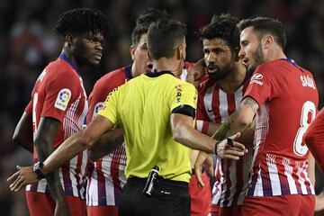 Diego Costa protesta al árbitro Gil Manzano tras recibir la tarjeta roja.