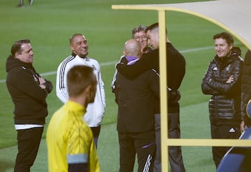 El jugador portugués Cristiano Ronaldo abraza al preparador físico italiano Antonio Pintus. 
 