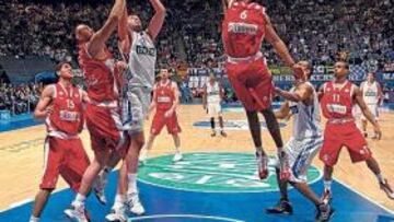 <b>IMPARABLE. </b>Felipe Reyes supera en esta acción bajo canasta al millonario Childress, al gran Vujcic y a Vasilopulos. El capitán del Madrid pudo con todos sus rivales.