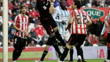 <b>SE COLÓ DENTRO. </b>El empate del Málaga llegó en esta jugada: Iraizoz no pudo llegar al córner que lanzó Duda. Todo un gol olímpico.