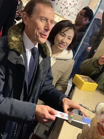 Emilio Butragueño usando la tarjeta del Real Madrid presentada en el gigante asiático.