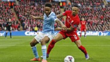 Raheem Sterling pelea un balón con Nathaniel Clyne durante la final de la Capital One Cup entre el Liverpool y el Manchester City.