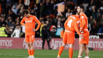 VALENCIA, 25/02/2023.- Los jugadores de la Real Sociedad tras el partido de la jornada 23 de LaLiga que Valencia CF y Real Sociedad disputaron este sábado en el estadio de Mestalla, en Valencia. EFE/ Kai Forsterling