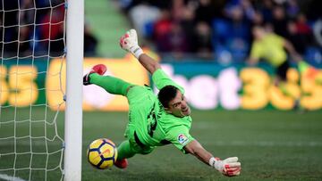 Getafe's Spanish goalkeeper Vicente Guaita dives to stop a ball during the Spanish league football match Getafe CF vs Valencia CF at the Col. Alfonso Perez stadium in Getafe on December 3, 2017. / AFP PHOTO / JAVIER SORIANO