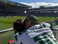 Cisco García besa a su hijo durante el partido Córdoba-Leganés