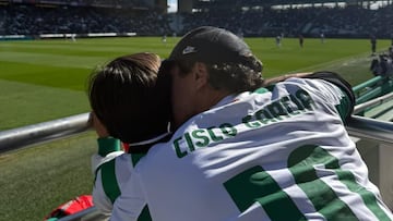 Cisco García besa a su hijo durante el partido Córdoba-Leganés