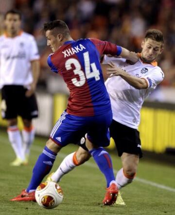 Taulant Xhaka y Fede Cartabia  durante el partido de cuartos de final de la Liga Europea, disputado hoy en el estadio de Mestalla.