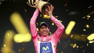 Nairo Quintana viste la maglia rosa y levanta el Trofeo Senza Fine de campeón del Giro de Italia 2014.
