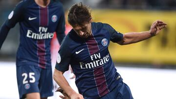 Grzegorz Krychowiak pelea por el balón.