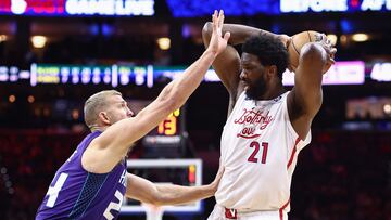 PHILADELPHIA, PENNSYLVANIA - DECEMBER 11: Mason Plumlee #24 of the Charlotte Hornets guards Joel Embiid #21 of the Philadelphia 76ers during the second quarter at Wells Fargo Center on December 11, 2022 in Philadelphia, Pennsylvania. NOTE TO USER: User expressly acknowledges and agrees that, by downloading and or using this photograph, User is consenting to the terms and conditions of the Getty Images License Agreement.   Tim Nwachukwu/Getty Images/AFP (Photo by Tim Nwachukwu / GETTY IMAGES NORTH AMERICA / Getty Images via AFP)