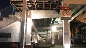 <b>INTIMIDA. </b>Las gradas del estadio del Saprissa se construyeron pegadas al césped artificial. Vallas con alambres separan a los jugadores de una multitud orgullosa de su equipo.