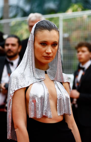 Bianca Niculae posando para los fotógrafos al llegar al estreno de la película 'Killers of the Flower Moon' en el 76º festival internacional de cine de Cannes.