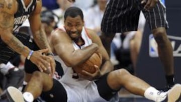 Jason Collins, con el bal&oacute;n durante un partido de Playoffs en su etapa en Atlanta Hawks.