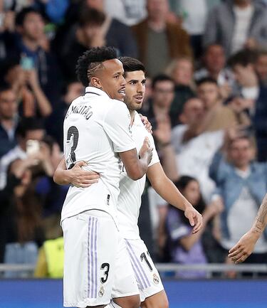 Militao y Marco Asensio celebran el 2-0.