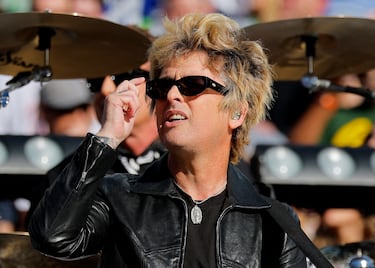 El cantante actuó junto a su banda antes del partido.