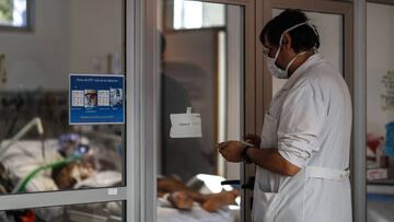 -FOTOGALERIA- AME5478. BUENOS AIRES (ARGENTINA), 01/08/2020.- Un m&eacute;dico se dispone a entrar a una sala con pacientes COVID-19 en el Hospital El Cruce de Florencia Varela el 30 de julio de 2020, en Buenos Aires (Argentina). Desde el 3 de marzo pasado, cuando se detect&oacute; el primer caso del nuevo coronavirus, Argentina ha reportado 185.373 contagios y una cifra de fallecidos que asciende a 3.466, con 153 muertes reportadas el pasado jueves, el mayor n&uacute;mero diario registrado hasta ahora, y con la preocupaci&oacute;n del Gobierno centrada en el AMBA (&Aacute;rea Metropolitana de Buenos Aires), epicentro de la pandemia en Argentina. EFE/ Juan Ignacio Roncoroni