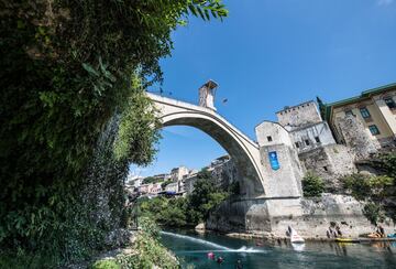 Steven LoBue desde la plataforma del puente Stari Most.