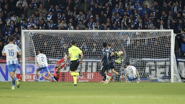 1-2. Centro de Manuel Farrando por el lateral derecho y Nahuel Arroyo, completamente solo en el segundo palo, remata a placer para mandar el balón al fondo de la portería de Andriy Lunin.
