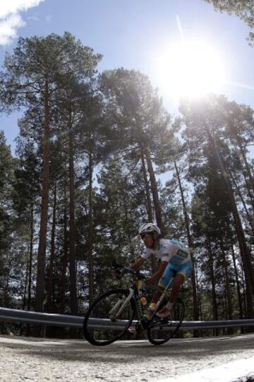 El ciclista italiano del equipo Astana, Fabio Aru, durante la vigesimo etapa, con comienzo en la localidad de San Lorenzo del Escorial y término en la de Cerdedilla, con un recorrido de 175,8 kilómetros. 