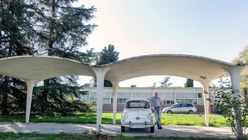 La historia del misterioso Seat 600 que vigila Madrid junto al Palacio de la Moncloa: lleva aparcado en el mismo lugar desde hace 50 años