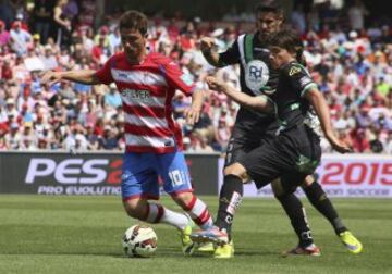 El delantero del Granada Piti con el balón ante dos jugadores del Córdoba