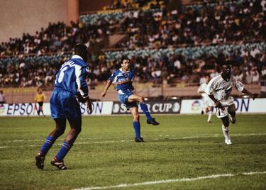 Su rival en las semifinales de la Champions. Curiosamente, nunca ha habido un enfrentamiento en la máxima competición europea entre ambos conjuntos, pero sí en otras competiciones. La primera vez que se vieron las caras fue en la final de la Recopa de 1971. Madridistas y londinenses se vieron las caras en Atenas. Los blancos llegaban como favoritos por su tradición en la Copa de Europa, pero se vieron superados de principio a fin por los ‘Blues’. Un gol de Zoco a escasos minutos del final del encuentro propició que se jugase un segundo partido. Y ahí los londinenses fueron muy superiores que los blancos. Ganaron 2-1 en ese segundo partido, proclamándose campeones de la Recopa. Además, fue el último partido de Gento como jugador blanco. En el verano de 1998, un gol de Poyet (en la imagen) a escasos diez minutos del final del encuentro permitió que levantasen la Supercopa de Europa ante los blancos…