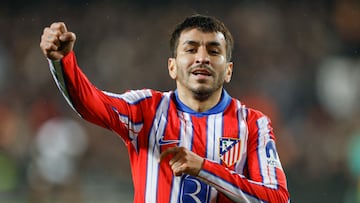 VALENCIA, 22/02/2025.- El delantero argentino del Atlético de Madrid, Ángel Correa, celebra el tercer gol del equipo rojiblanco durante el encuentro correspondiente a la jornada 25 de Laliga EA Sports que disputan hoy sábado Valencia y Atlético de Madrid en el estadio de Mestalla. EFE / Kai Forsterling.