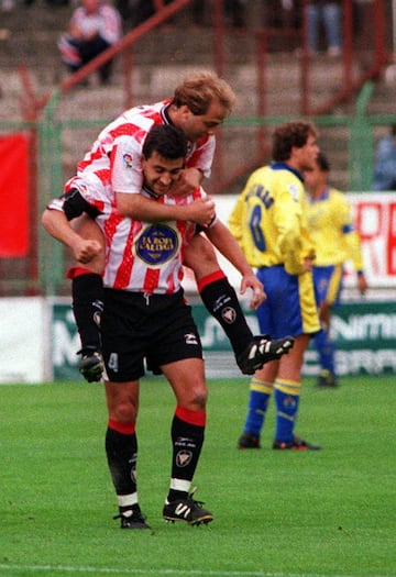 Tejera y Nayim celebran un gol con el Logroñés.