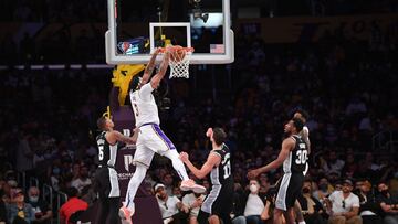 Los Lakers vieron cómo los Spurs se echaban encima con menos de tres minutos para el final. Victoria sin brillo con un Davis supremo, pero muchas dudas.
