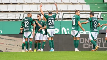 Los jugadores del Racing de Ferrol celebran el gol de la victoria de Jauregi.