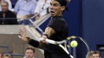 <b>RECTO. </b>Nadal, de negro en la noche neoyorquina, lanza su drive.