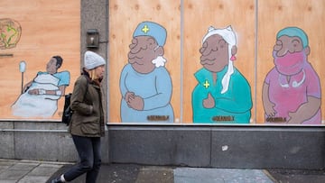 28 April 2020, England, London: A woman walks past a mural showing doctors and nurses as the UK continues in lockdown to help curb the spread of coronavirus. Photo: Dominic Lipinski/PA Wire/dpa
 
 
 28/04/2020 ONLY FOR USE IN SPAIN