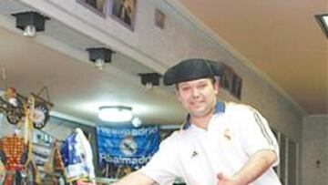 <b>GENIO Y FIGURA. </b>Toñín, capote en ristre, en su bar vallecano.
