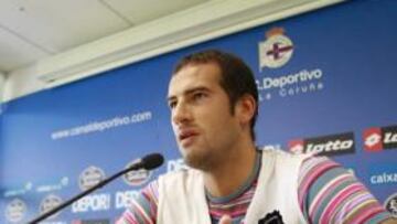 Alberto Lopo, defensa del Deportivo, espera que el Real Madrid, ante el que los coruñeses abrirán el campeonato de Liga la próxima semana en el Santiago Bernabéu, no haya tenido tiempo para conjuntar a todas sus estrellas