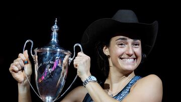 La tenista sa Caroline Garcia posa con el trofeo Billie Jean King tras derrotar a Aryna Sabalenka en la final de las WTA Finals de Fort Worth, Texas.