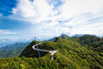 Suspendido a 700 metros de altitud sobre el nivel del mar, Skybridge se extiende 125 metros a través de un espectacular abismo en Langkawi, Malasia.  Tiene una característica muy peculiar: es totalmente curvo.