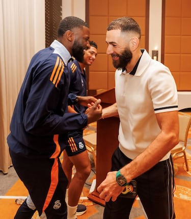 Karim Benzema saluda a Antonio Rüdiger. 
