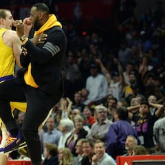 Un imperial Caruso (32+10) da la victoria a los Lakers en el derbi