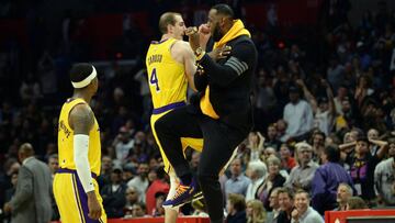Un imperial Caruso (32+10) da la victoria a los Lakers en el derbi