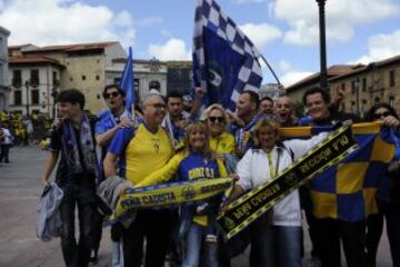 Miles de  seguidores del Cádiz se han desplazado hasta Oviedo para animar a su equipo 